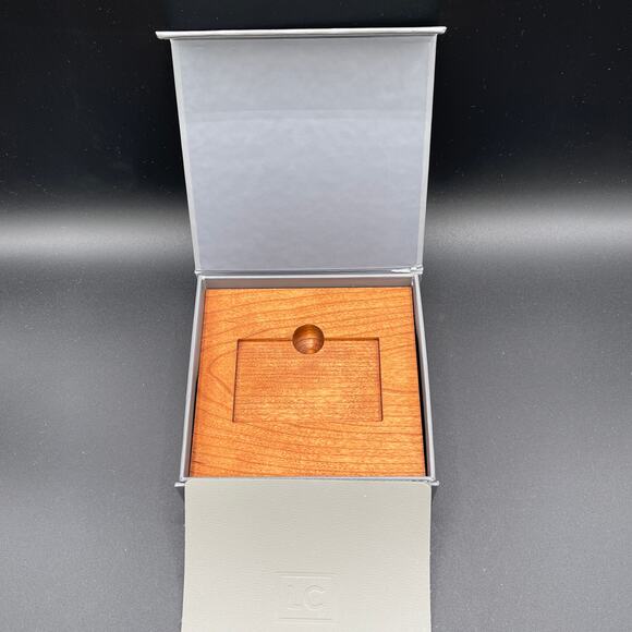 Luxury LC Gift Card Gift Box with Leather Protective Cover - Picture 6 of 11